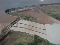Barragem de Itaipu  Vista aerea com as 3 comportas
